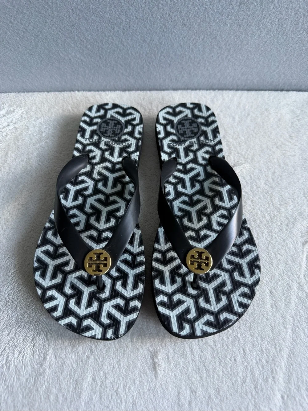 Tory Burch Monogram Flip Flops s4 Women’s Rubber Thong Sandals Black